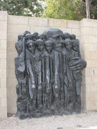 Janusz Korczak i dzieci - pomnik autorstwa Borysa Saktsiera w Jad Waszem, Jerozolima (fot. Aldona Karska)