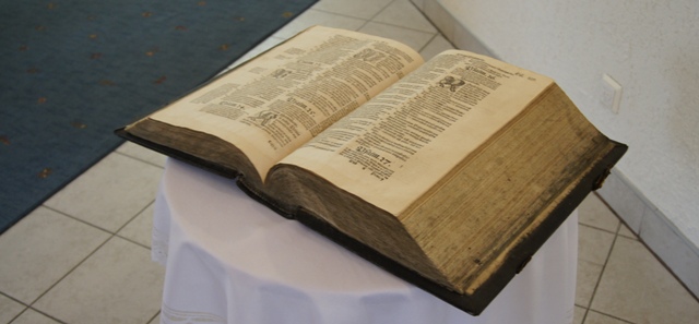 Biblia brzeska parafii ewangelicko-reformowanej w Żychlinie (fot. Michał Karski)