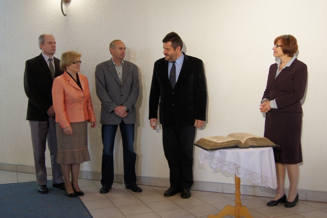 Przedstawiciele BUW przekazują Biblię brzeską parafii żychlińskiej