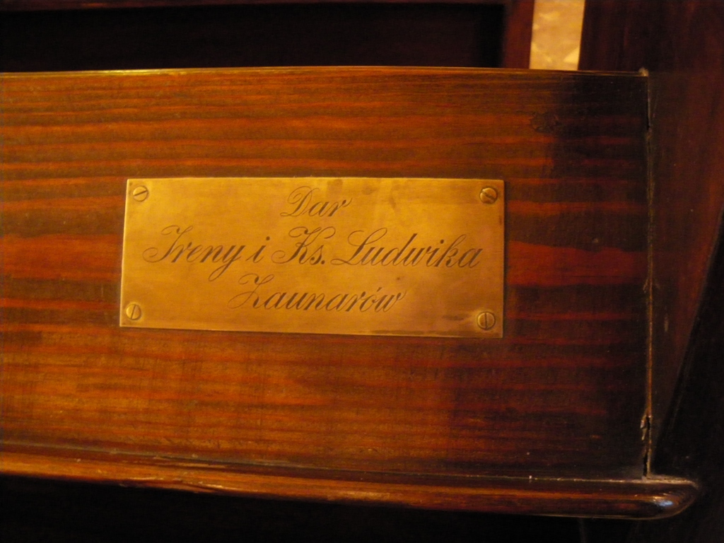 Tabliczka na ławce w łódzkim kościele ewangelicko-reformowanym (fot. Ewa Jóźwiak)
