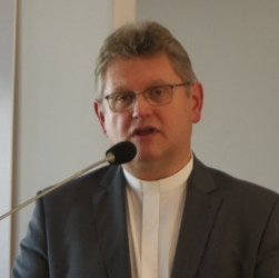 Ks. bp Jerzy Samiec po ponownym wyborze na biskupa Koscioła Ewangelicko-Augsburskiego w RP (fot. Michal Karski)