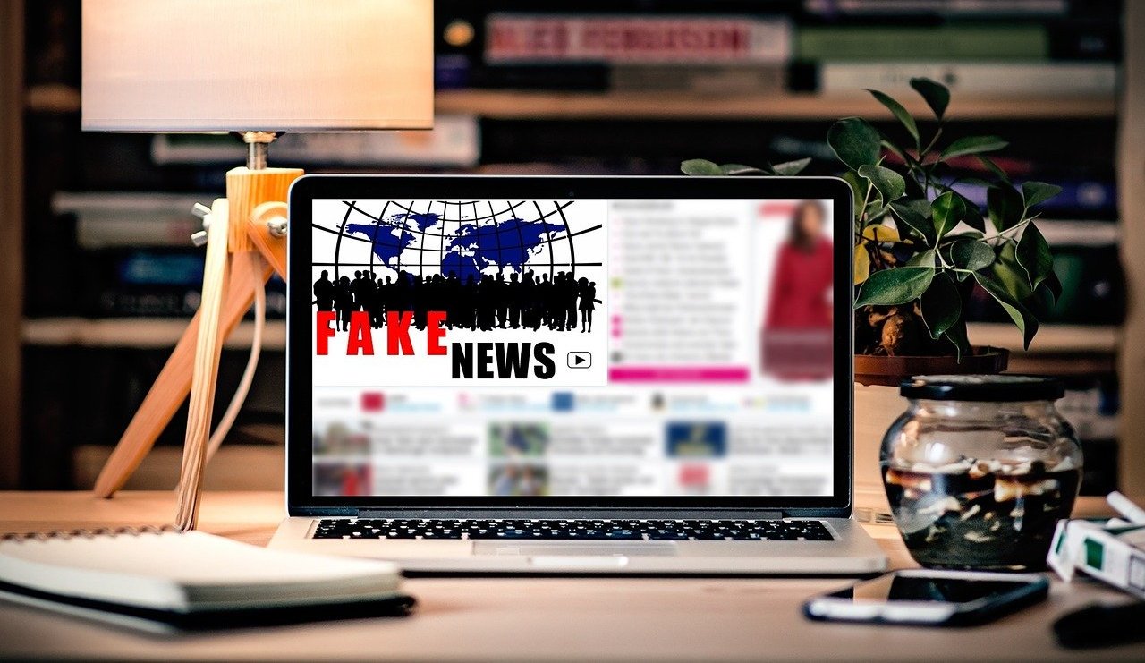 Fake news (fot. pixel2013/pixabay)