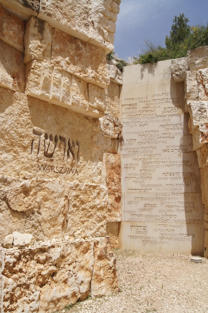 Dolina Zabitych Wspolnot w Jad Waszem w Jerozolimie (fot. Michal Karski)